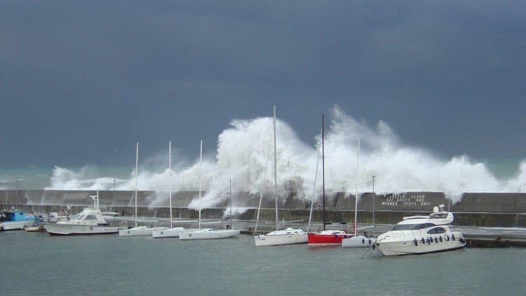 amarrer un bateau en cas de vent fort