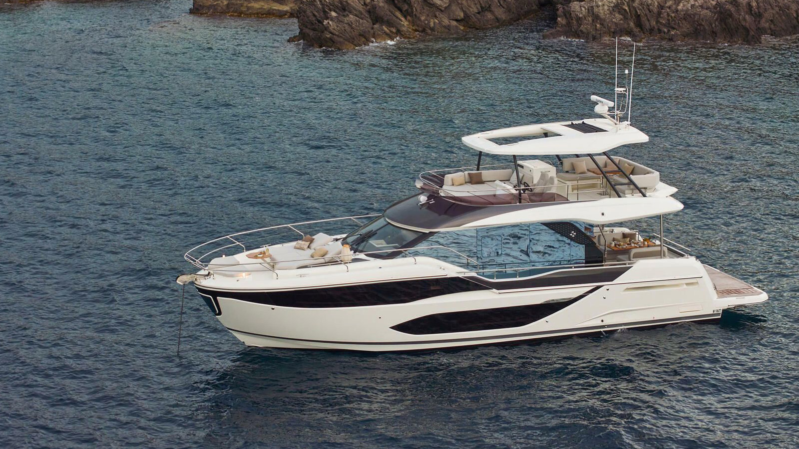 Prestige F5.7, le yacht familial parfait : spacieux, performant, magnifique